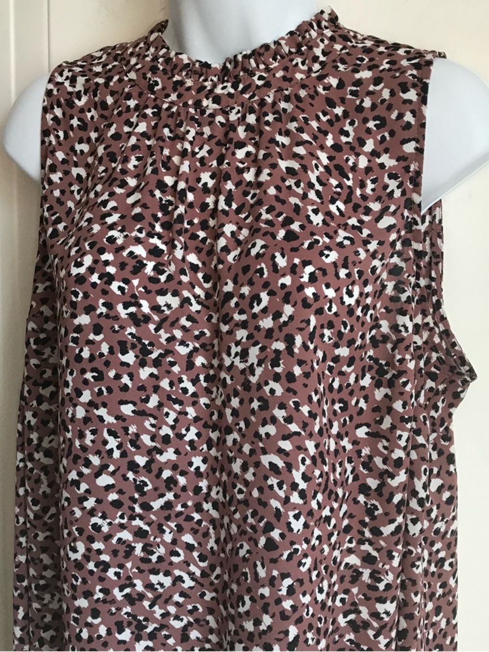 🔴 4/$15 torrid Women’s L Mauve Black Animal Spot Ruffle Mock Neck Tank Top EUC - Picture 9 of 16